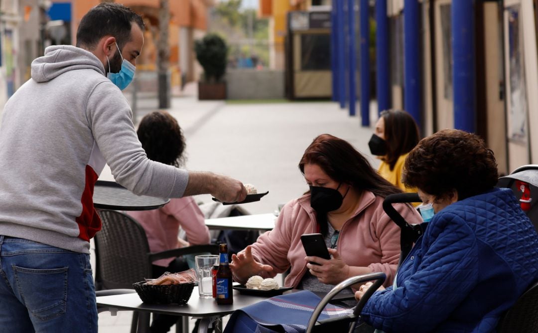 Archivo - Un camarero atiende a dos clientas en la terraza de un bar, en Alcantarilla, Murcia (España), a 10 de febrero de 2021