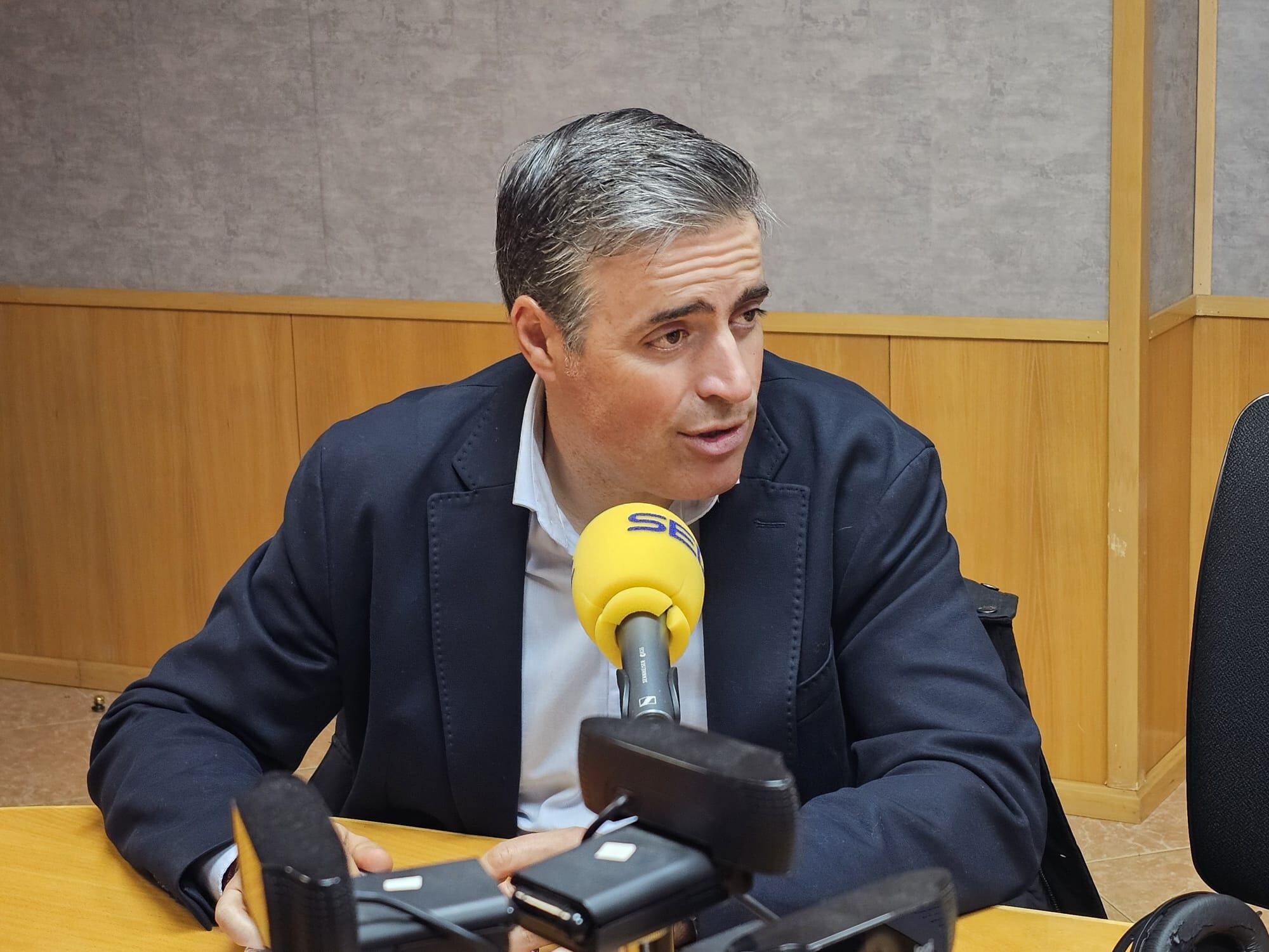 Cristóbal Cano, candidato a presidir la UPA a nivel federal, durante una entrevista en los estudios de Radio Jaén Cadena SER.