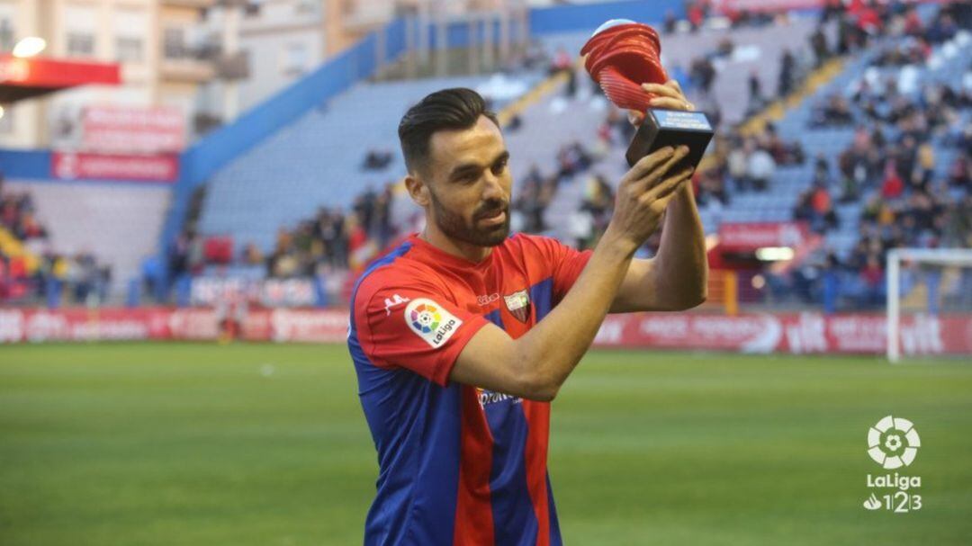 Enric Gallego recibe el galardón de jugador del mes en Segunda 