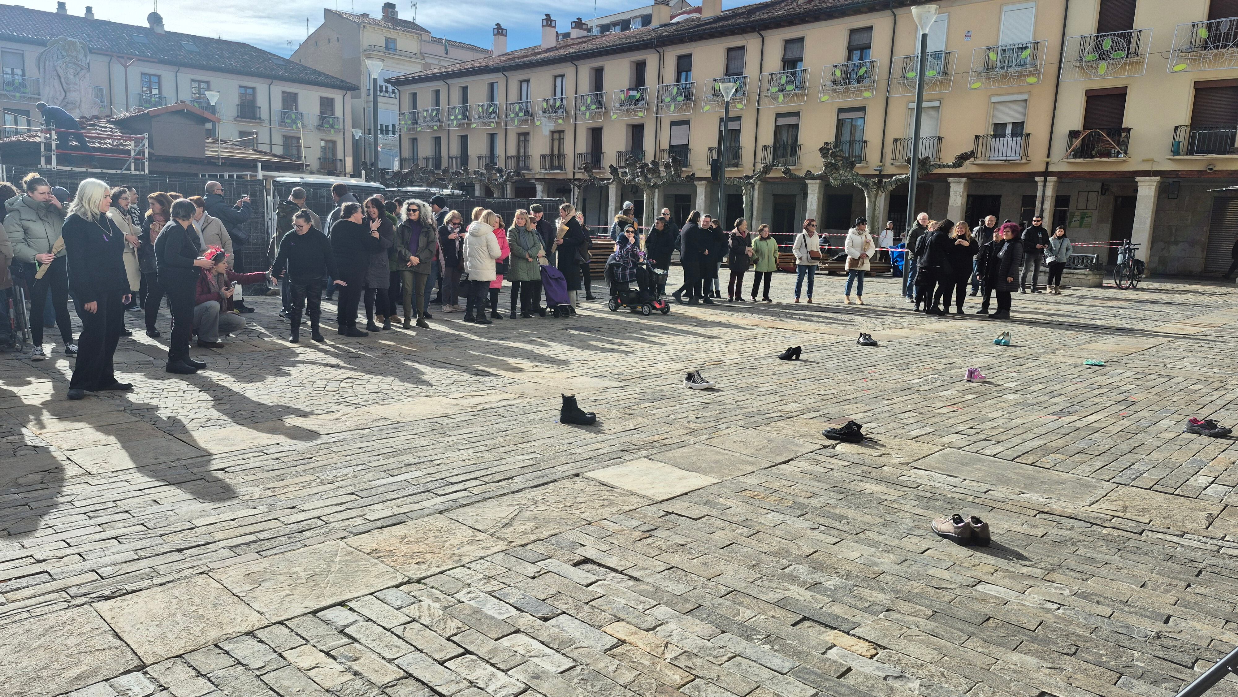 En la imagen los zapatos en memoria de las víctimas de violencia de género pertenecientes a la performance realizada por Brian