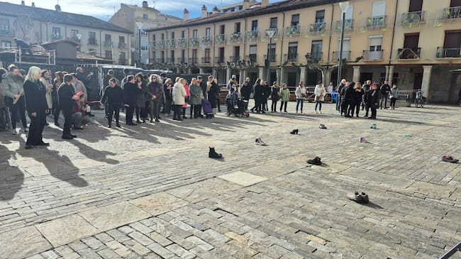 En la imagen los zapatos en memoria de las víctimas de violencia de género pertenecientes a la performance realizada por Brian