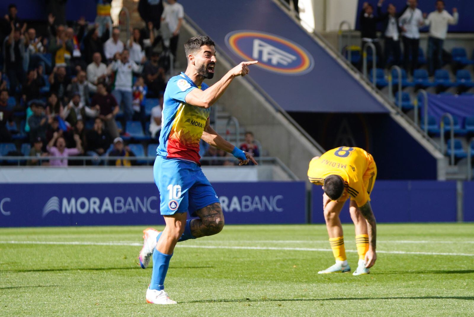 Carlos Martínez celebrant un dels seus tres gols.