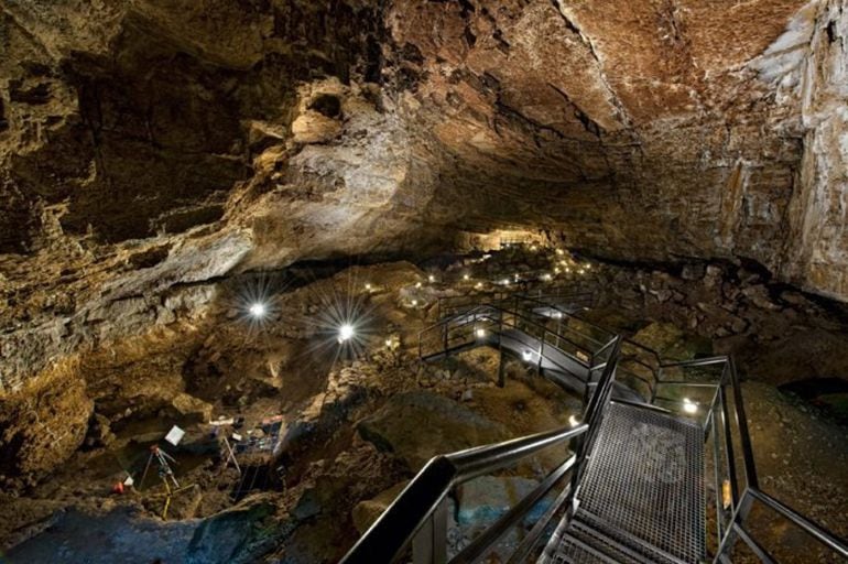 Interior de la Cueva de El Pendo en Escobedo de Camargo.