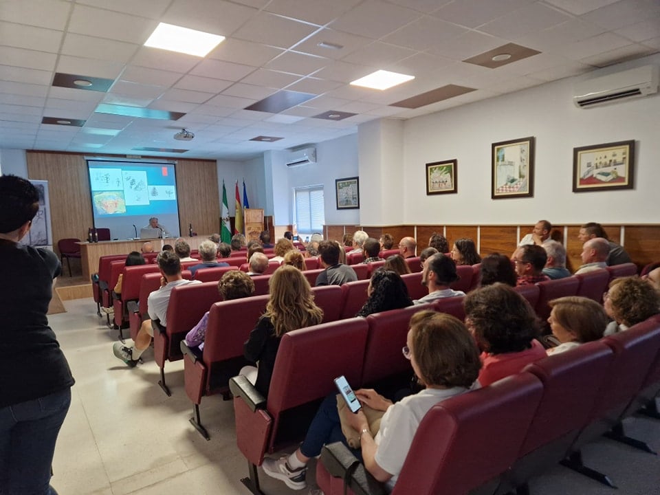 Momento de una de las conferencias organizadas con motivo del centenario de la declaración de la Cueva de la Graja como Monumento Histórico.