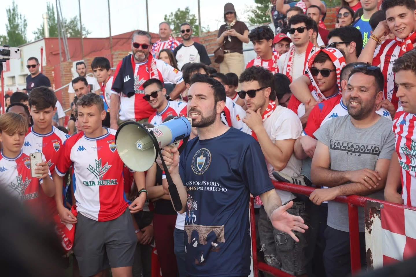 Álex Izquierdo celebra el ascenso
