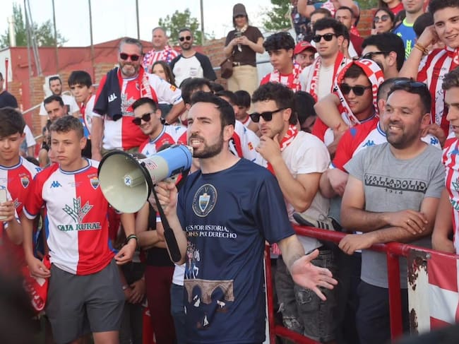 Álex Izquierdo celebra el ascenso