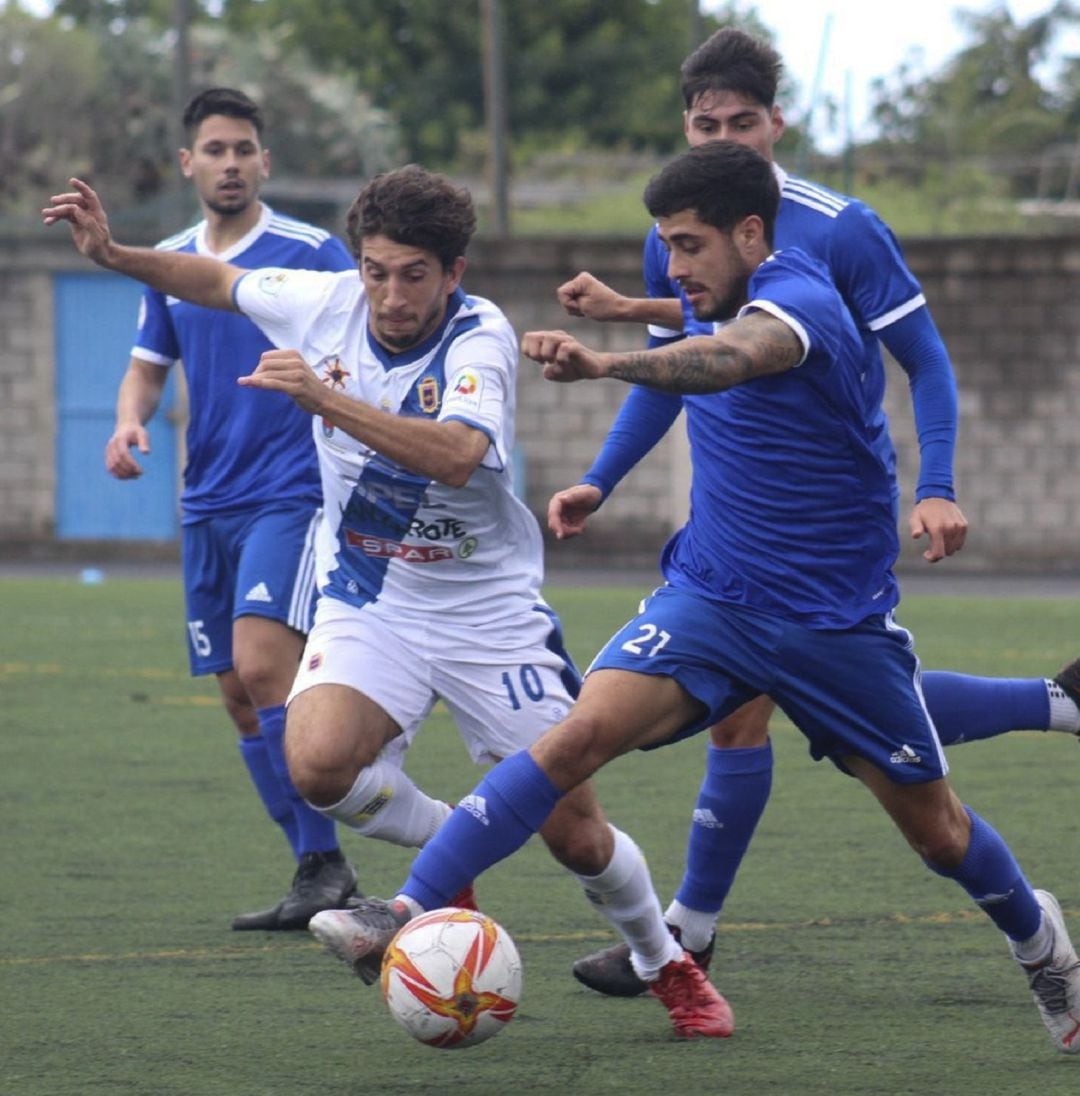 Una de las jugadas del partido.