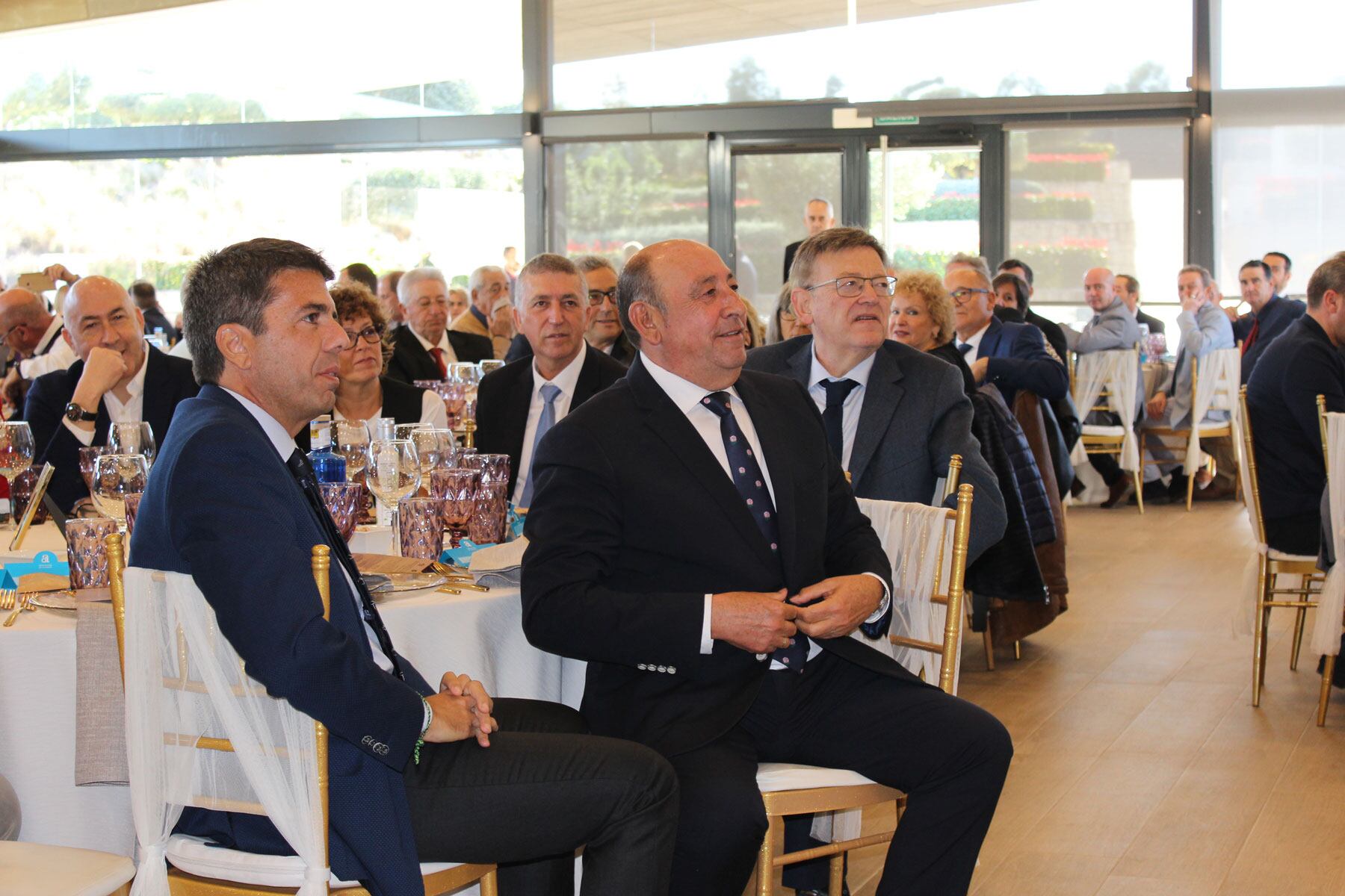 Pascual, durant l'acte, flanquejat pels presidents de la Generalitat, Ximo Puig, i de la Diputació, Carlos Mazón