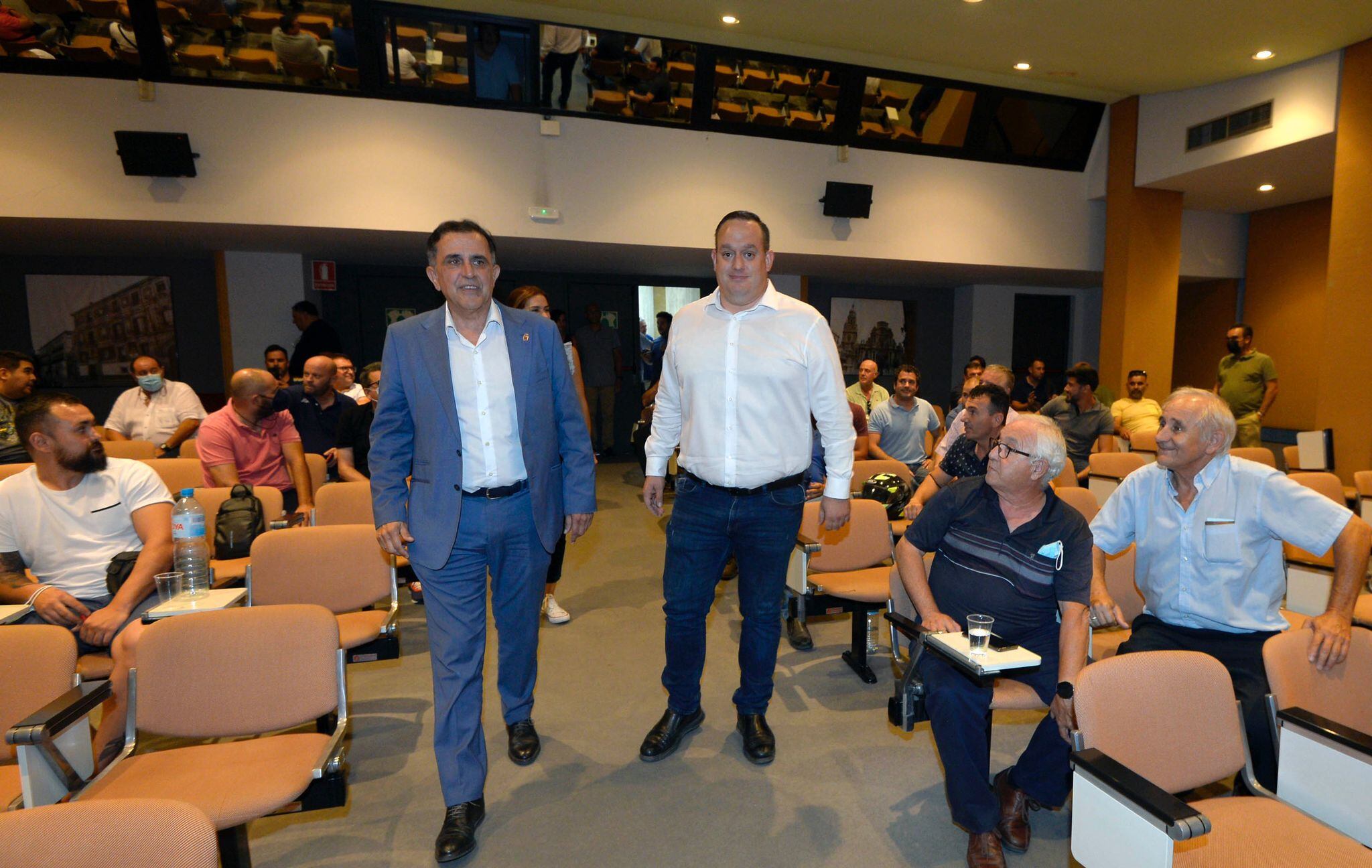 El alcalde de Murcia José Antonio Serrano en la asamblea de Radio Taxi