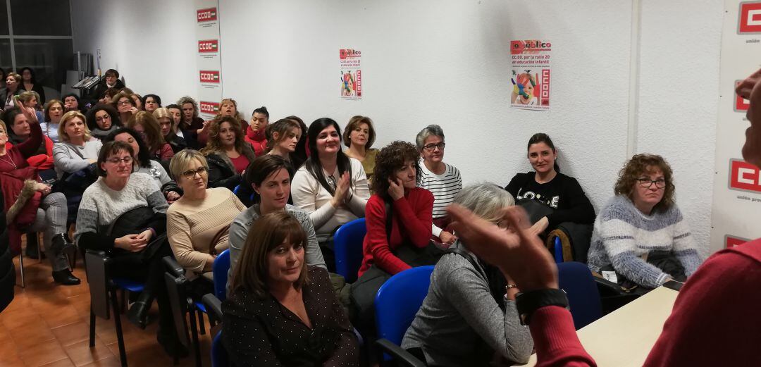 Trabajadoras del servicio de limpieza de los institutos durante la asamblea en la sede de Comisiones Obreras.