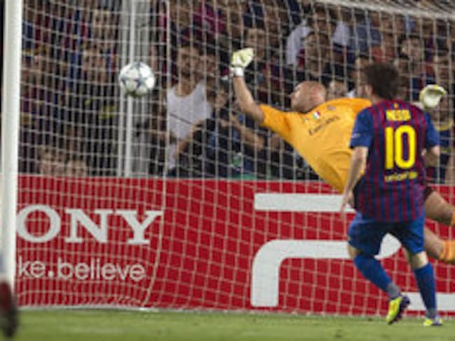 El guardameta del Milan ataja un disparo del delantero argentino del F.C. Barcelona en el primer partido de la fase de grupos de la Liga de Campeones 2011-12