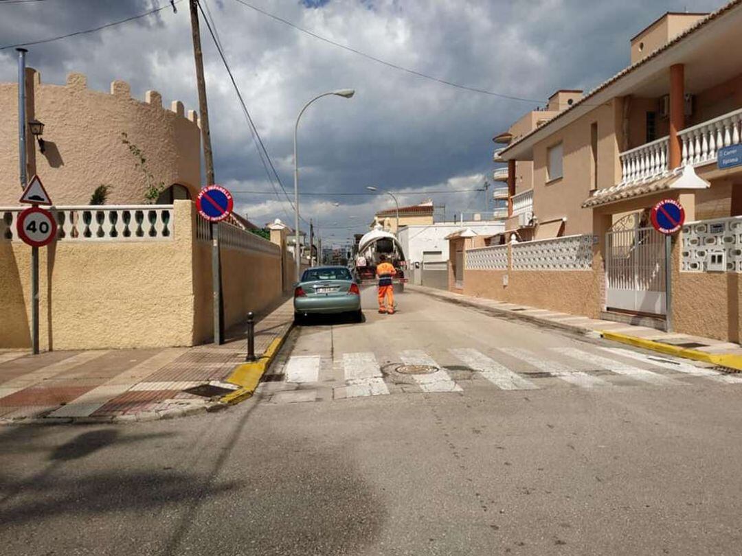 Trabajos de desinfección de las calles de la playa de Daimús 