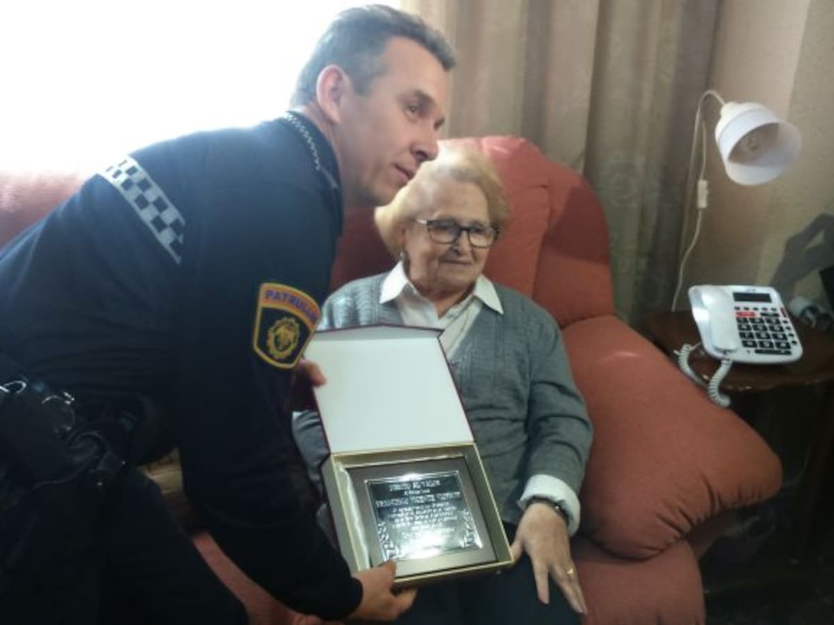 Una vecina homenajea a tres policías tras salvar su vida en un incendio