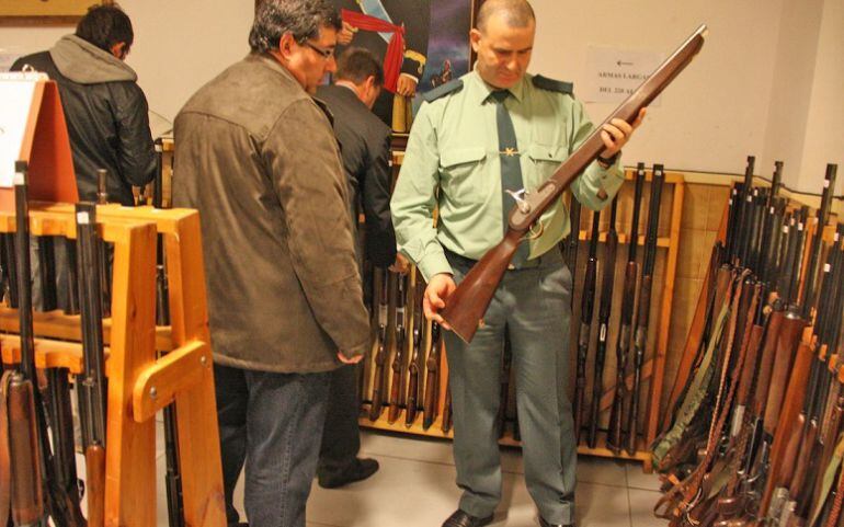 Cada cop hi ha menys permisos per tenir armes.