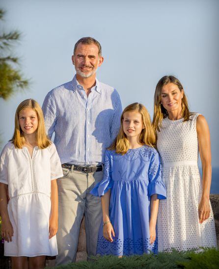 El rey Felipe VI junto con la reina Leticia y las infantas durante el posado veraniego en Palma de Mallorca.