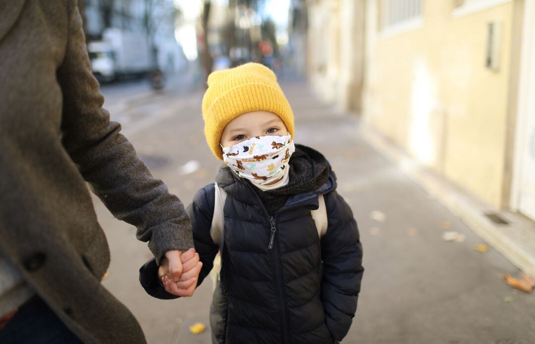 Descubren posible causa del Síndrome Inflamatorio Multisistémico que afecta algunos niños con COVID-19.