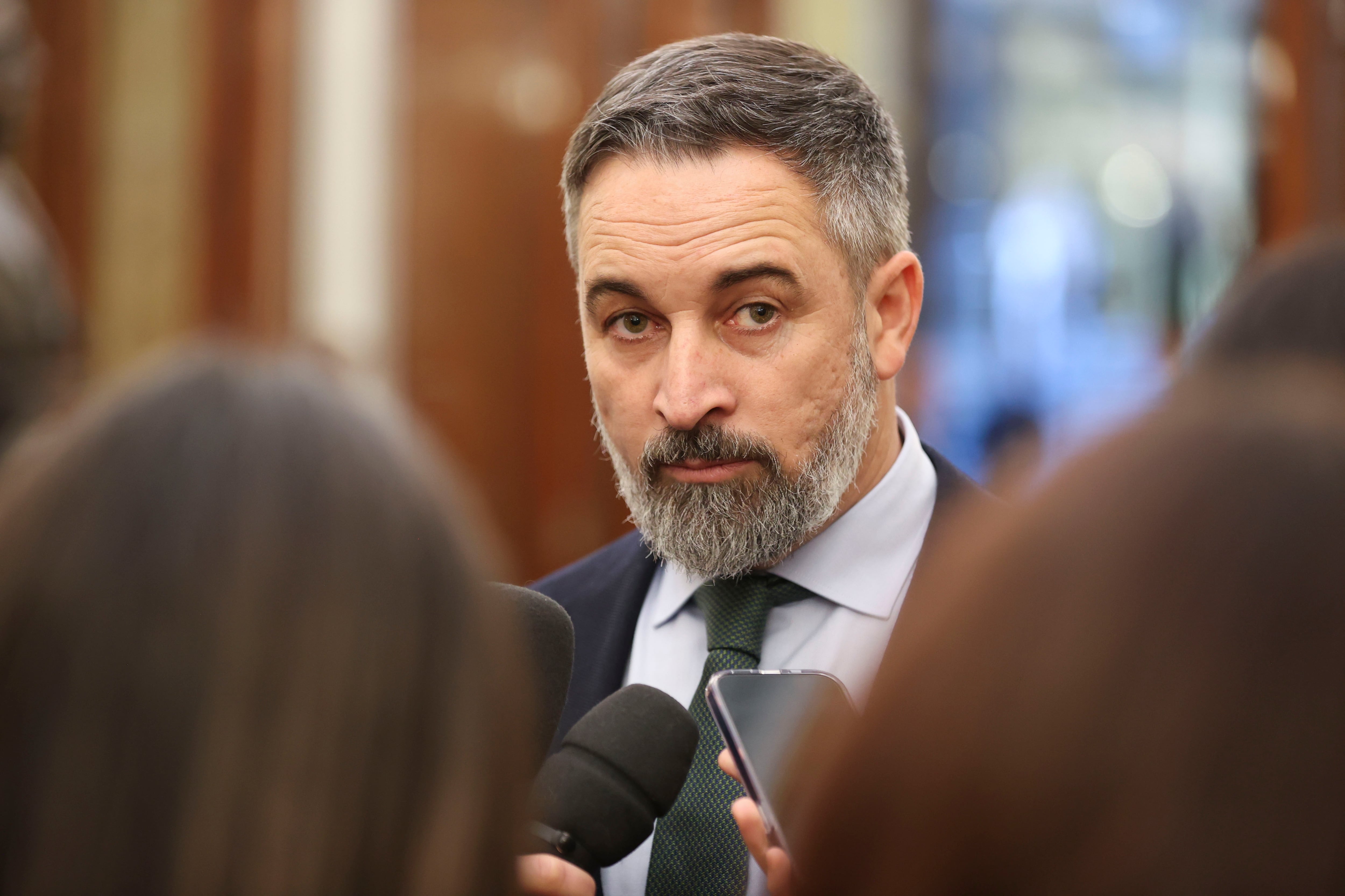 El líder de Vox, Santiago Abascal, atiende a la prensa durante el pleno del Congreso de los Diputados. EFE/ Víctor Lerena