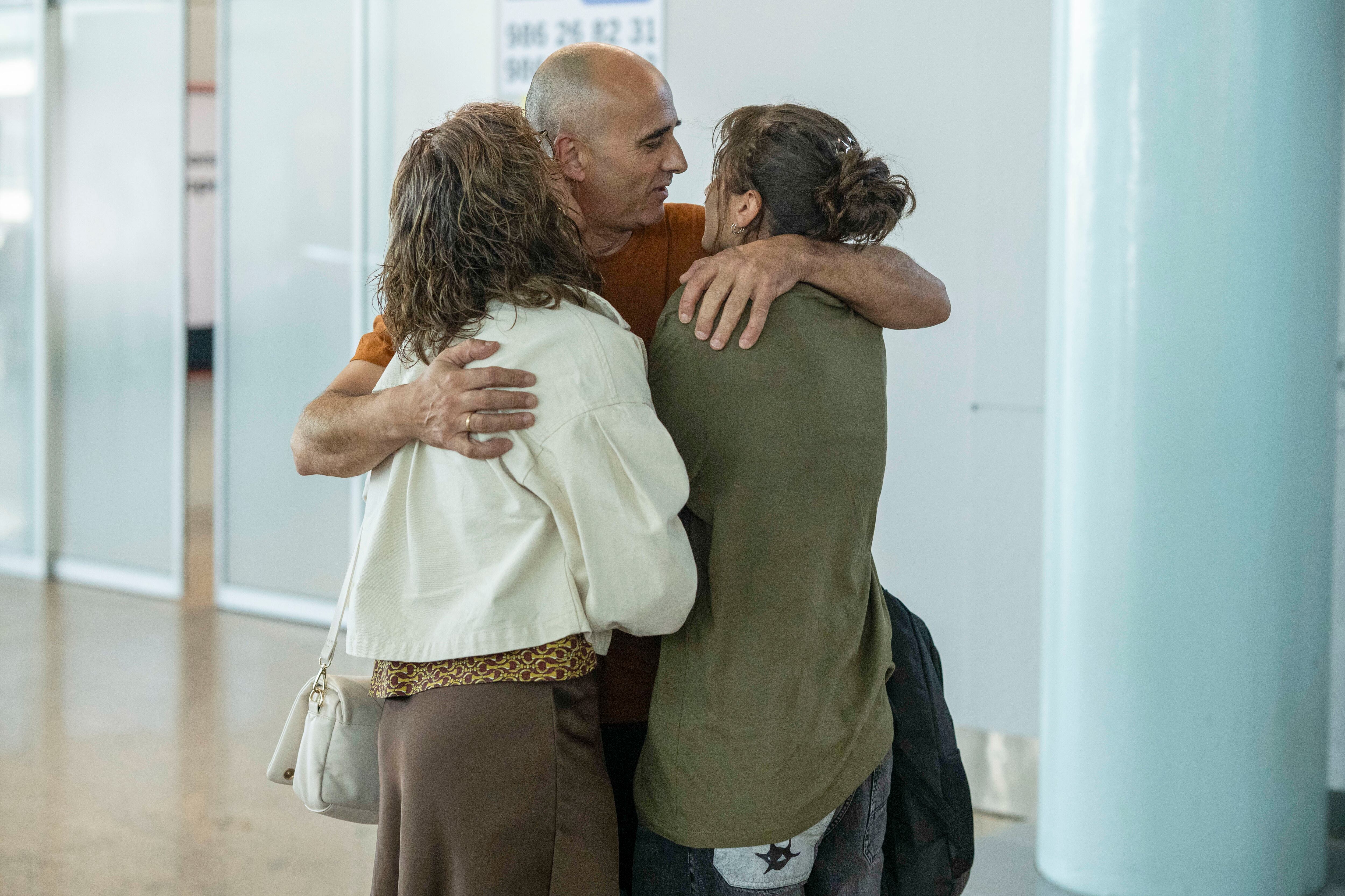 VIGO (GALICIA), 19/09/2025.- Javier Gestido, patrón del Tafra 3, a su llegada este viernes, al aeropuerto de Peinador en Vigo (Galicia). El patrón de la embarcación que se hundió la semana pasada en aguas de Mauritania, Javier Gestido, ha afirmado que todo sucedió muy rápido, de modo que la tripulación del pesquero no tuvo tiempo a nada cuando fue embestido por el buque factoría &#039;Right Whale&#039;. Así lo ha relatado este viernes a su llegada al aeropuerto de Peinador, en Vigo, procedente de Gran Canaria. Están investigando qué es lo que ellos hicieron para venir a embestirnos, pero no se sabe, no tengo una explicación concreta, ha añadido Gestido cuando se le ha preguntado qué pudo pasar para que el &#039;Right Whale&#039; golpease al &#039;Tafra 3&#039; y lo enviara a pique. EFE/ Brais Lorenzo
