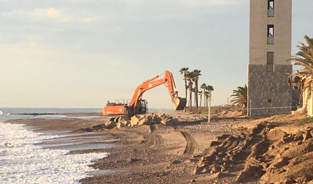 Nules pone en marcha un plan de actuación de emergencia en sus playas sin la ayuda de Costas
