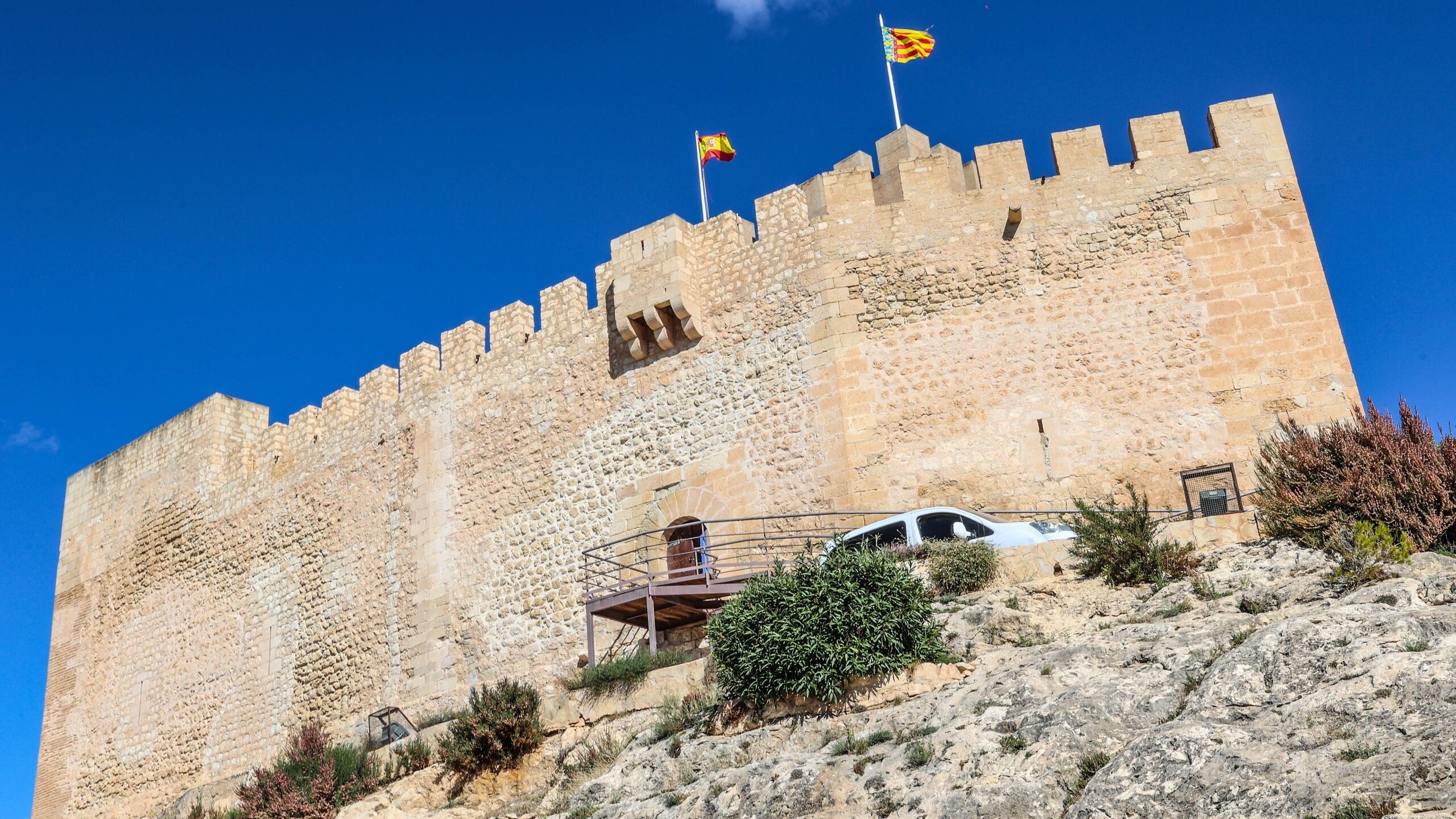La intervención actual ha permitido reparar grietas y estabilizar la torre y los lienzos de muralla, además de documentar restos y niveles originales del pavimento andalusí a través de un sondeo arqueológico