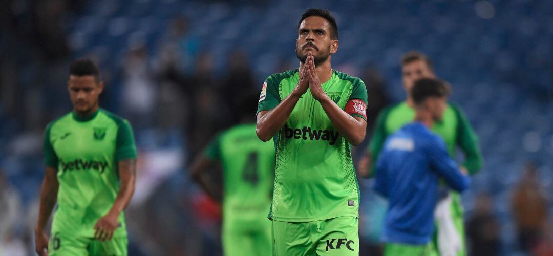 Recio, que acabó como capitán del CD Leganés, pidiendo perdón a la afición tras la derrota ante el Real Madrid