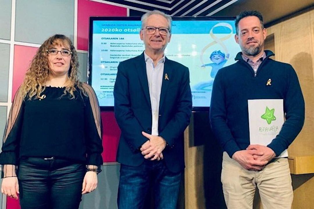 Emilio Solá acompañado por representantes de Aspanafoa presentan el programa de actividades de este fin de semana.