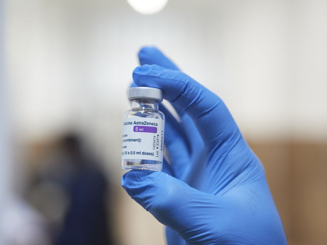 Archivo - Una sanitaria con un vial de la vacuna de AstraZeneca contra el Covid-19