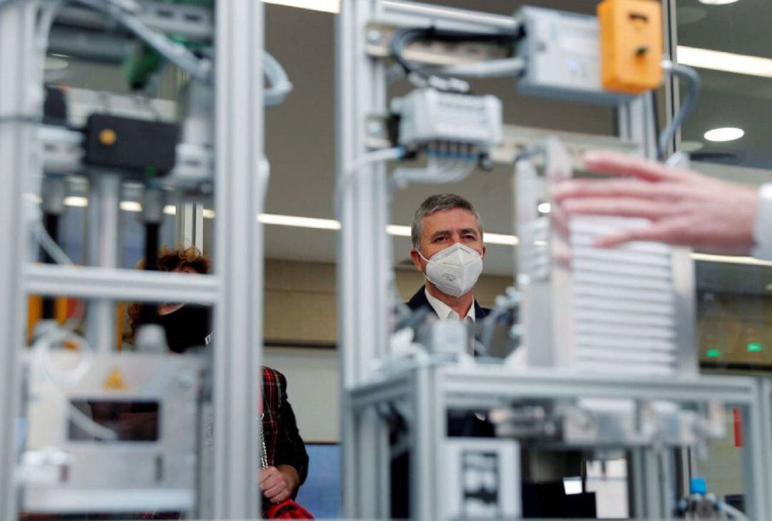 Un hombre porta una mascarilla.