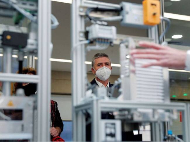 Un hombre porta una mascarilla.