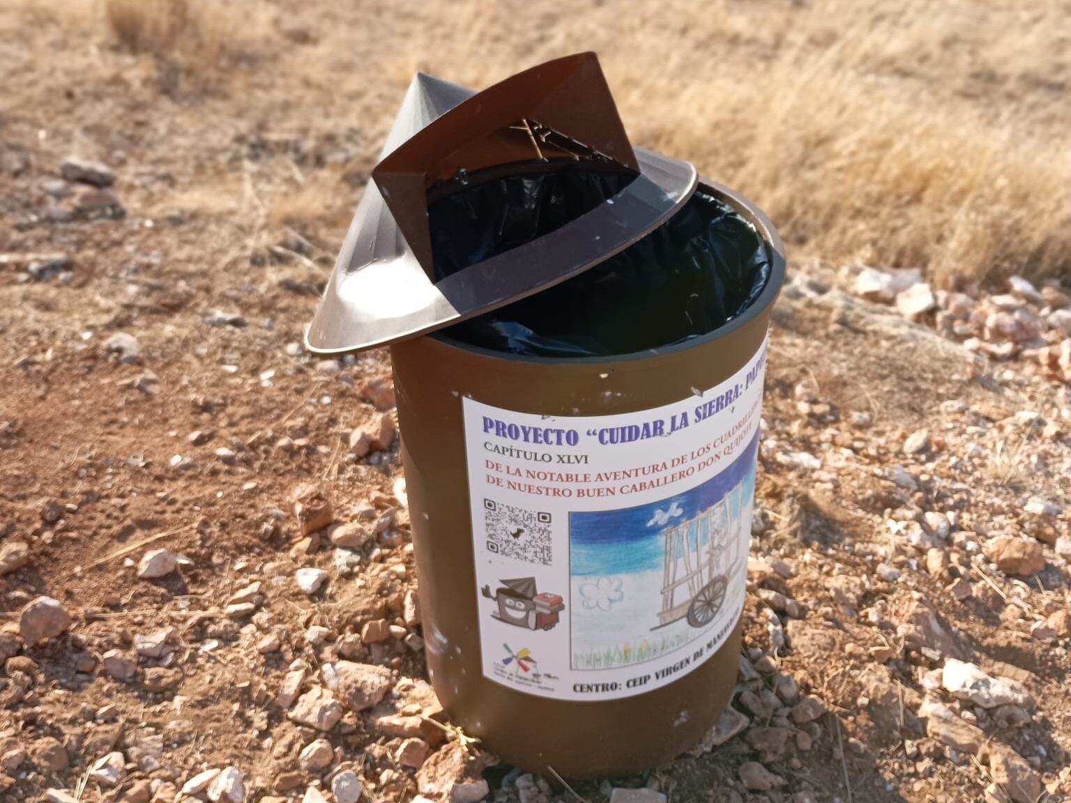 Papelera ilustrante vandalizada en Mota del Cuervo