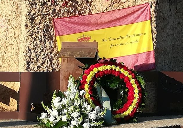 Corona de flores con los colores de la bandera española, depositada por la formación VOX Ciudad Real, en el Parque de Atocha de la capital