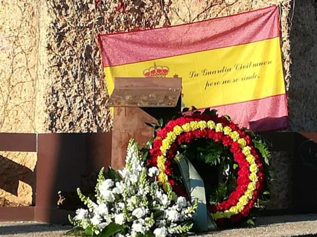 Corona de flores con los colores de la bandera española, depositada por la formación VOX Ciudad Real, en el Parque de Atocha de la capital