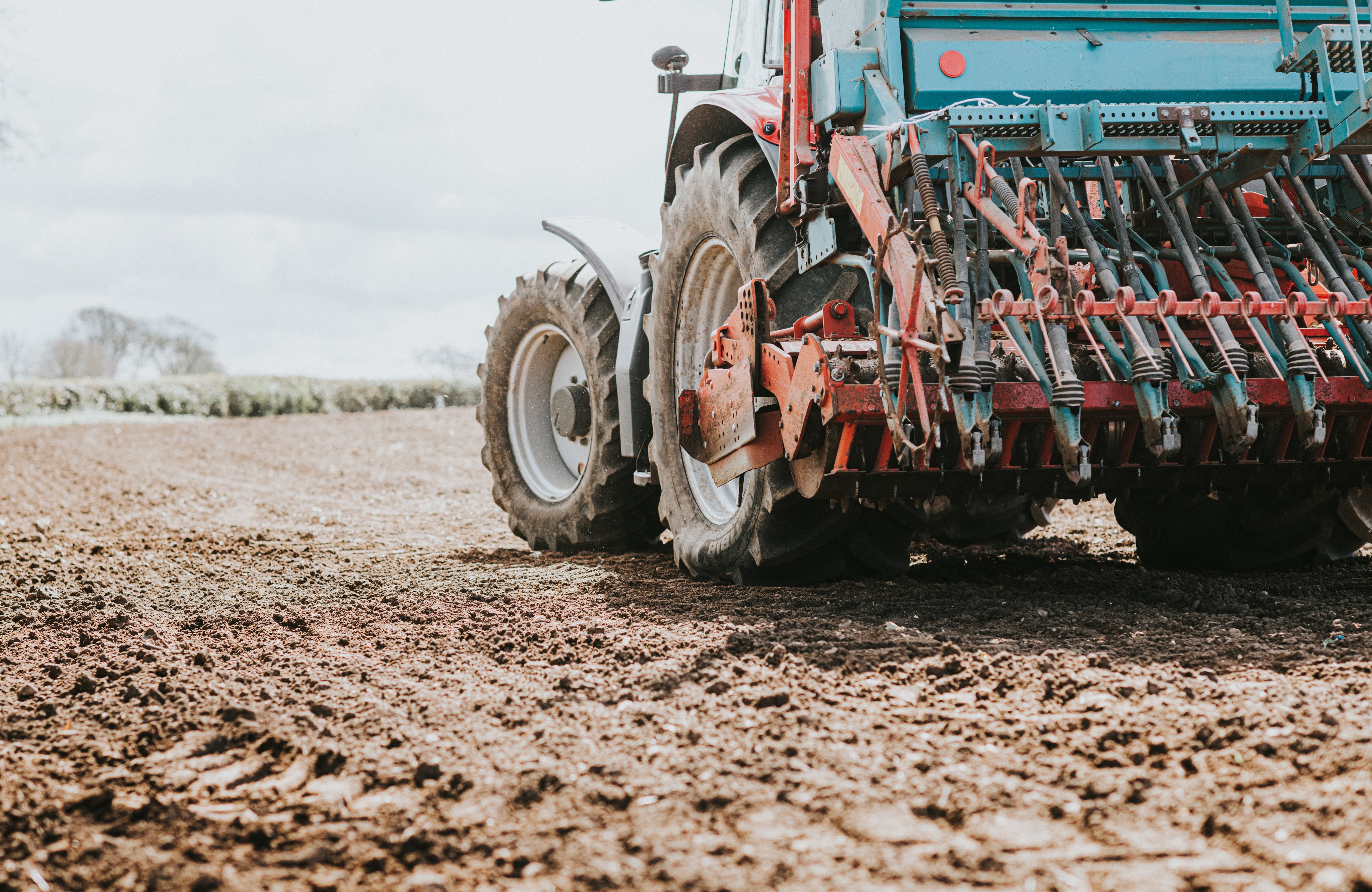 Imagen de un tractor realizado tareas sobre el terreno de cultivo.