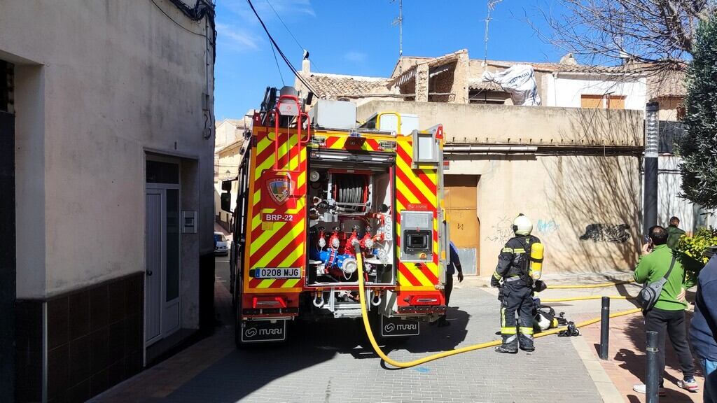 Bomberos actuando en el lugar del incendio / Caudete Digital