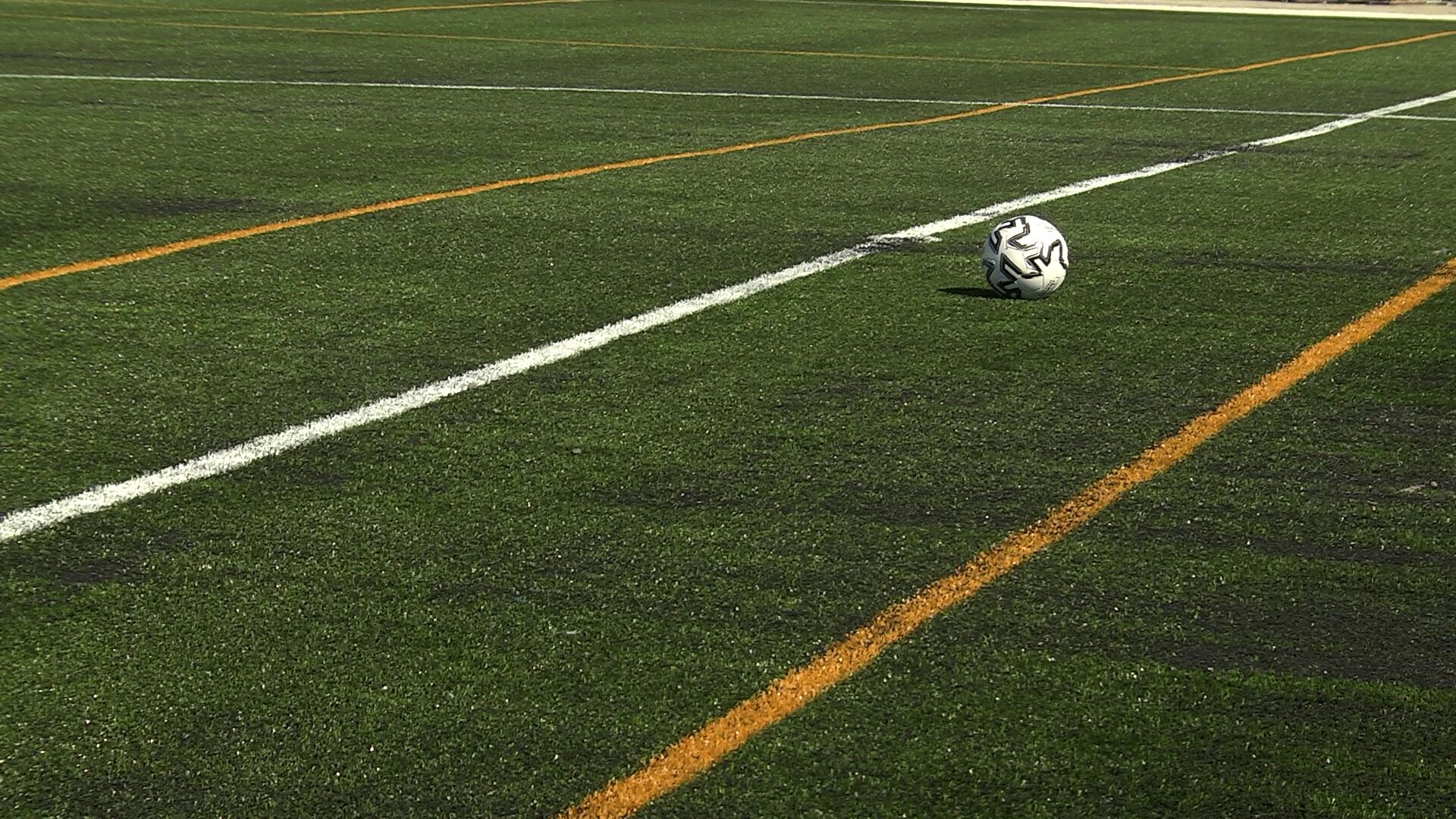 El nuevo césped del campo de fútbol de As Travesas