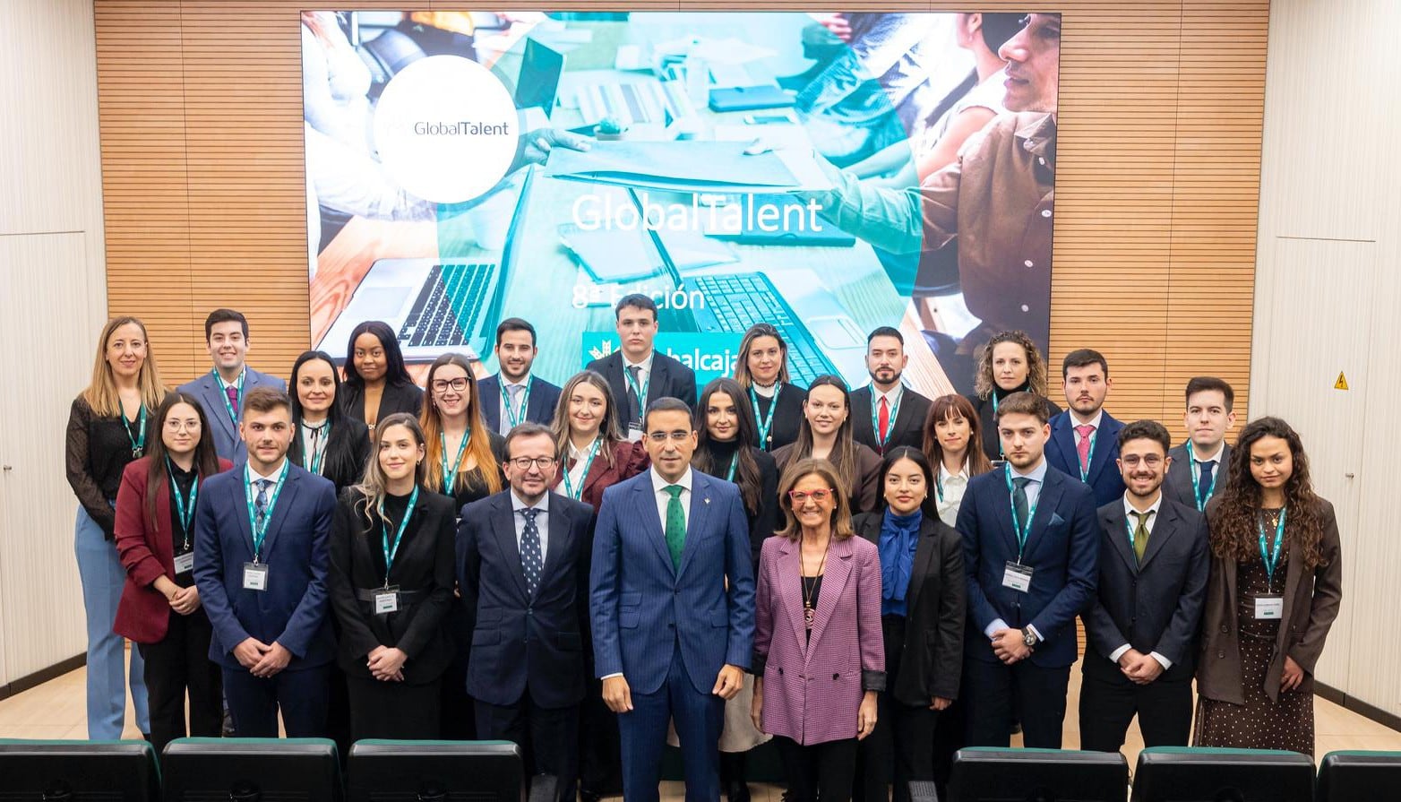 Pedro Palacios, director general de Globalcaja, en el centro, junto a los 23 nuevos jóvenes que se han incorporado a la 8ª edición de Globaltalent