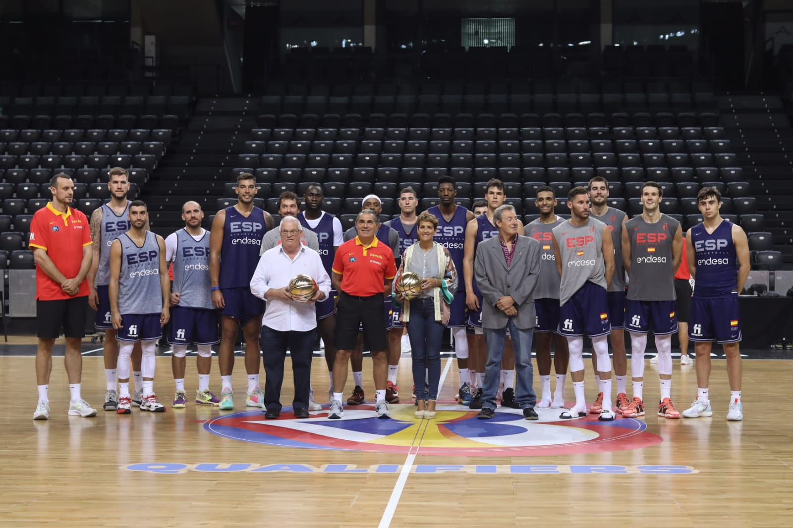 La selección española de baloncesto con la presidenta foral María Chivite en el Navarra Arena