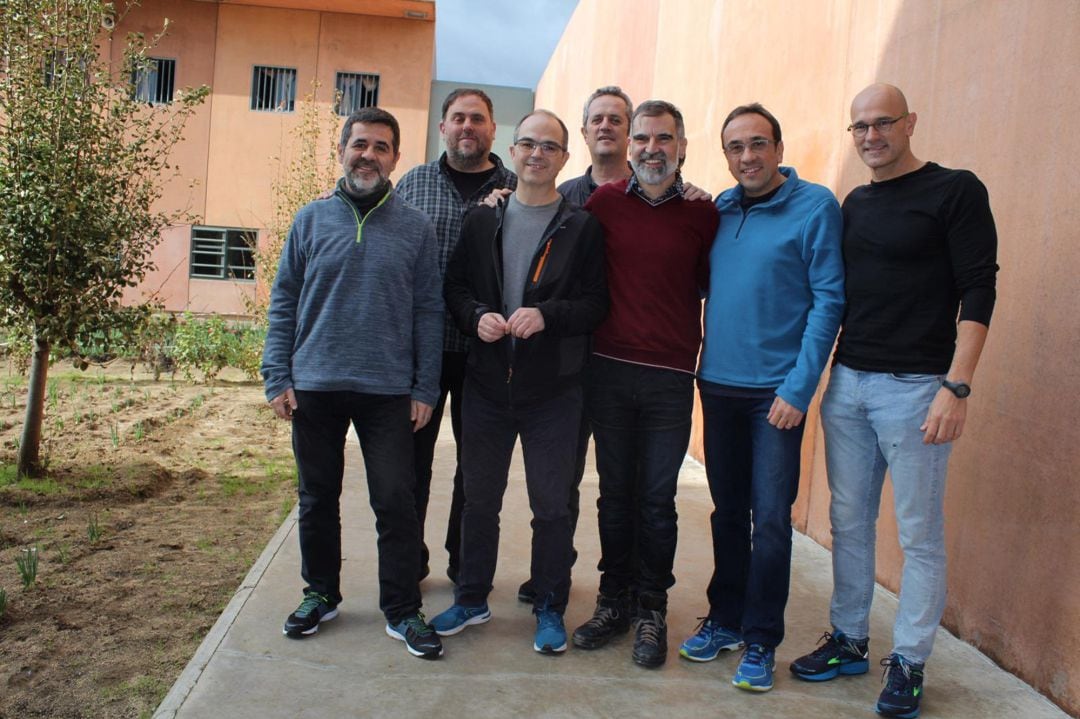 La primera fotografía de los presos independentistas en la prisión de Lledoners, distribuida por Òmnium Cultural.