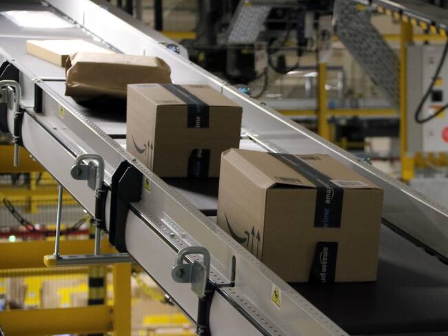 Paquets en una de les cintes d'Amazon