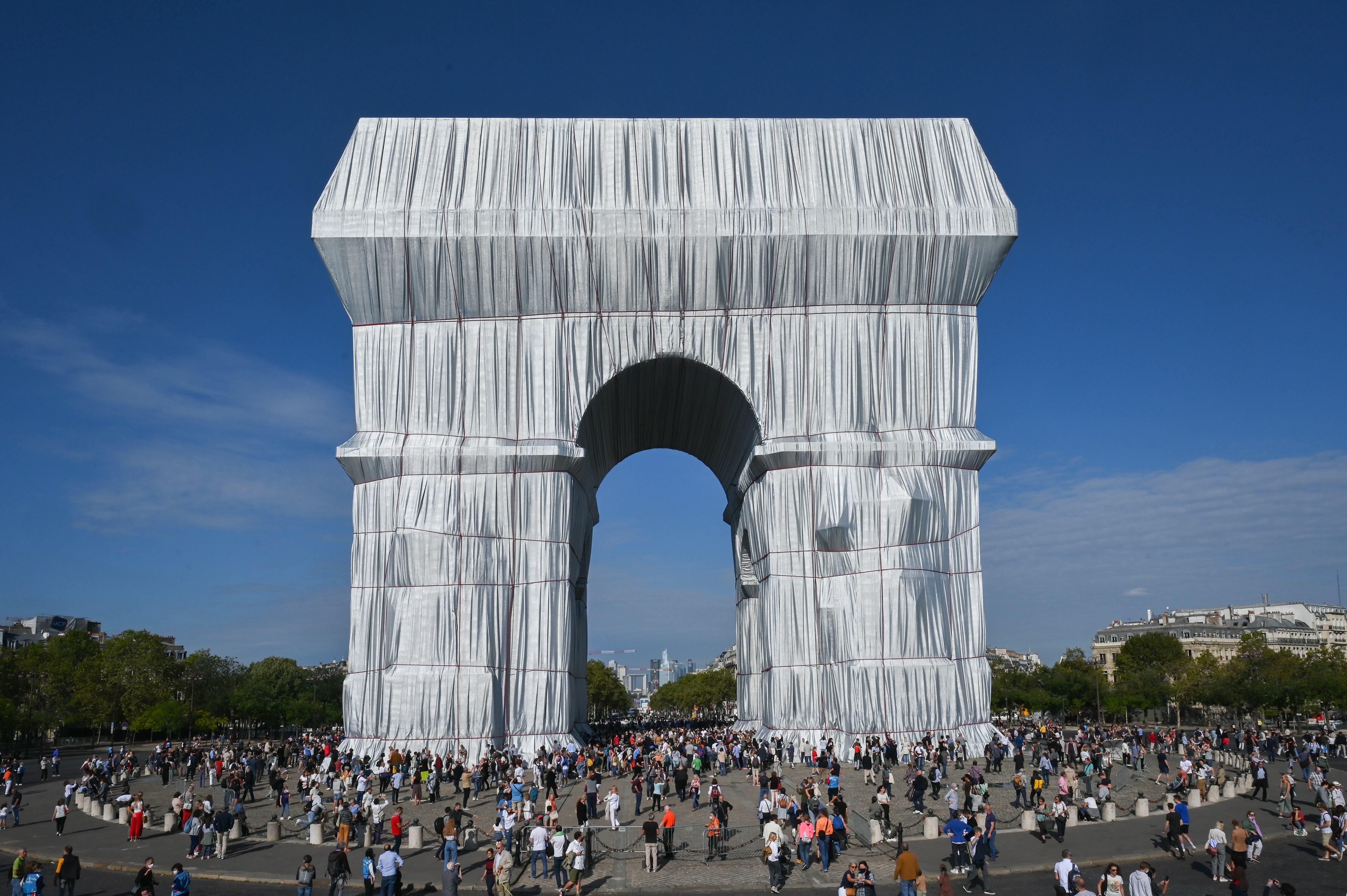 El Arco de Triunfo de París envuelto en tela, un trabajo póstumo de Christo en septiembre de 2021