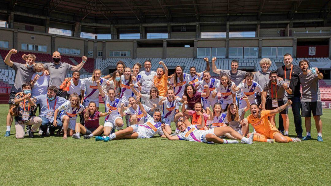 Las chicas del Eibar celebran la salvación en el césped