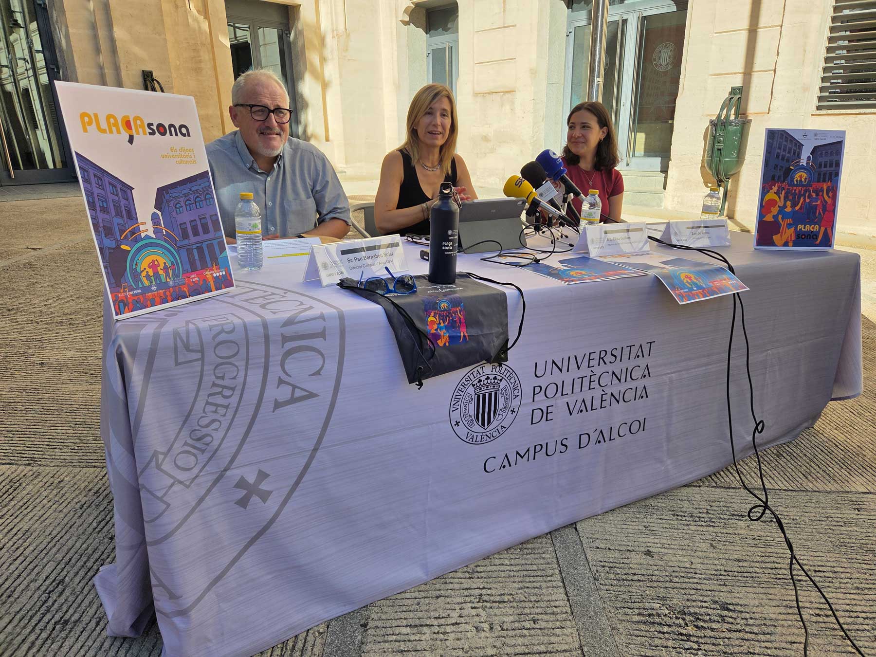 Un instante de la presentación de la actividad en la misma plaza Ferrándiz y Carbonell