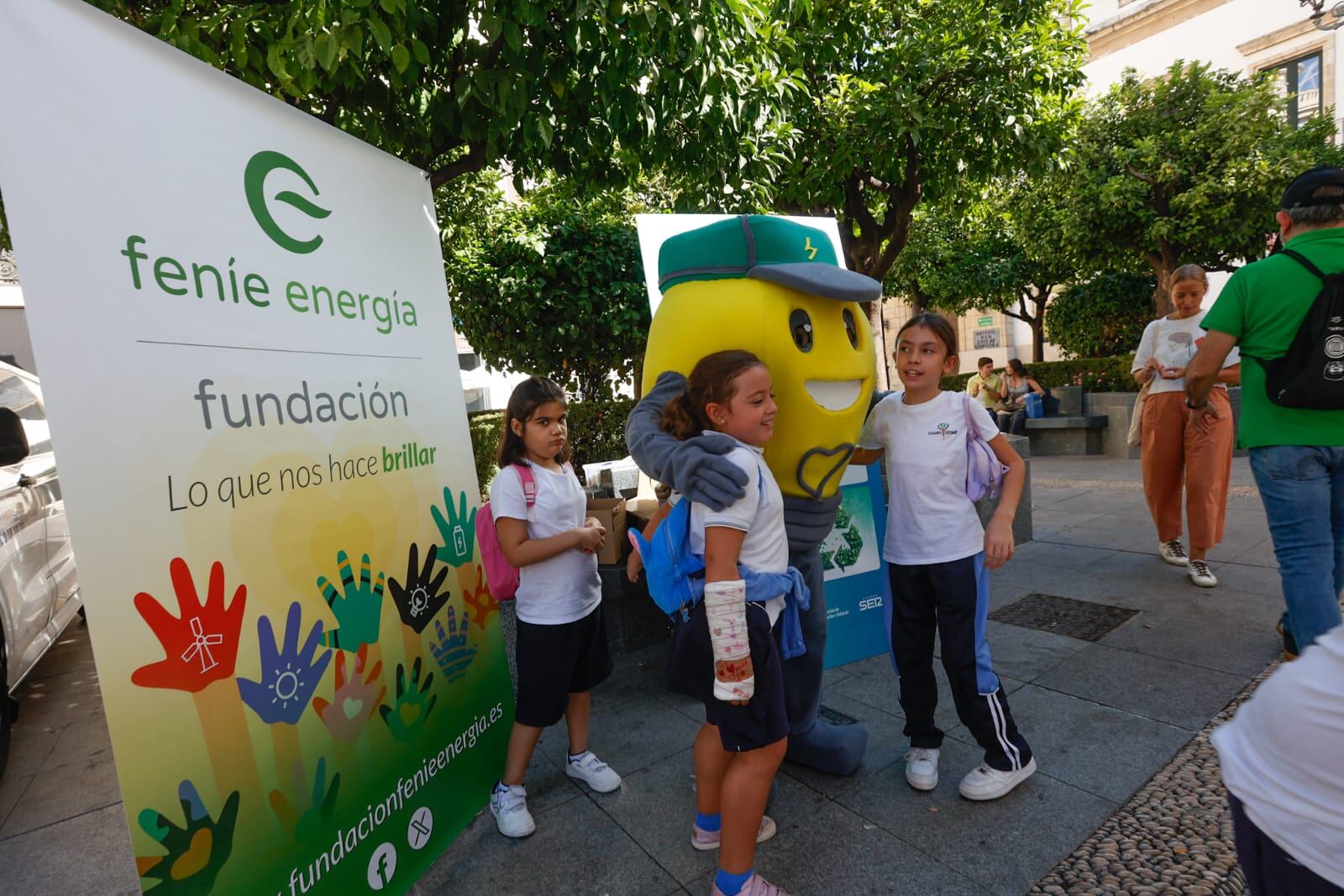 Niñas con la mascota de Fenie Energia
