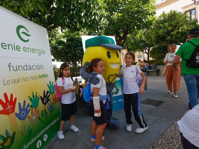 Niñas con la mascota de Fenie Energia