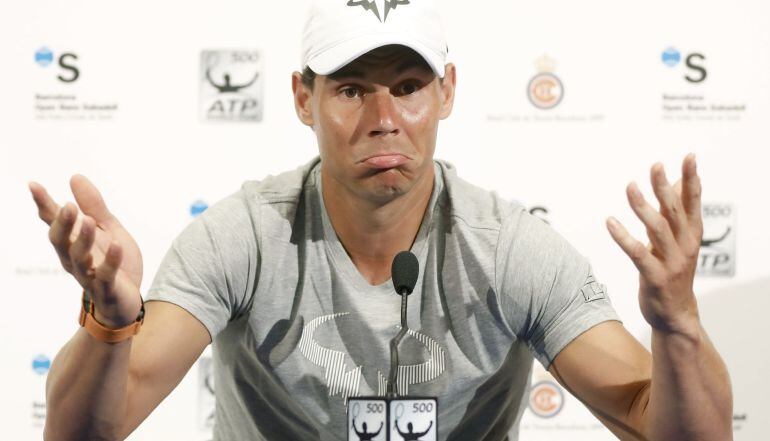 Nadal gesticula durante una pregunta en su rueda de prensa de presentación en el Godó