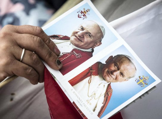 Una estampa muestra los retratos de los dos papas que han sido canonizados este domingo