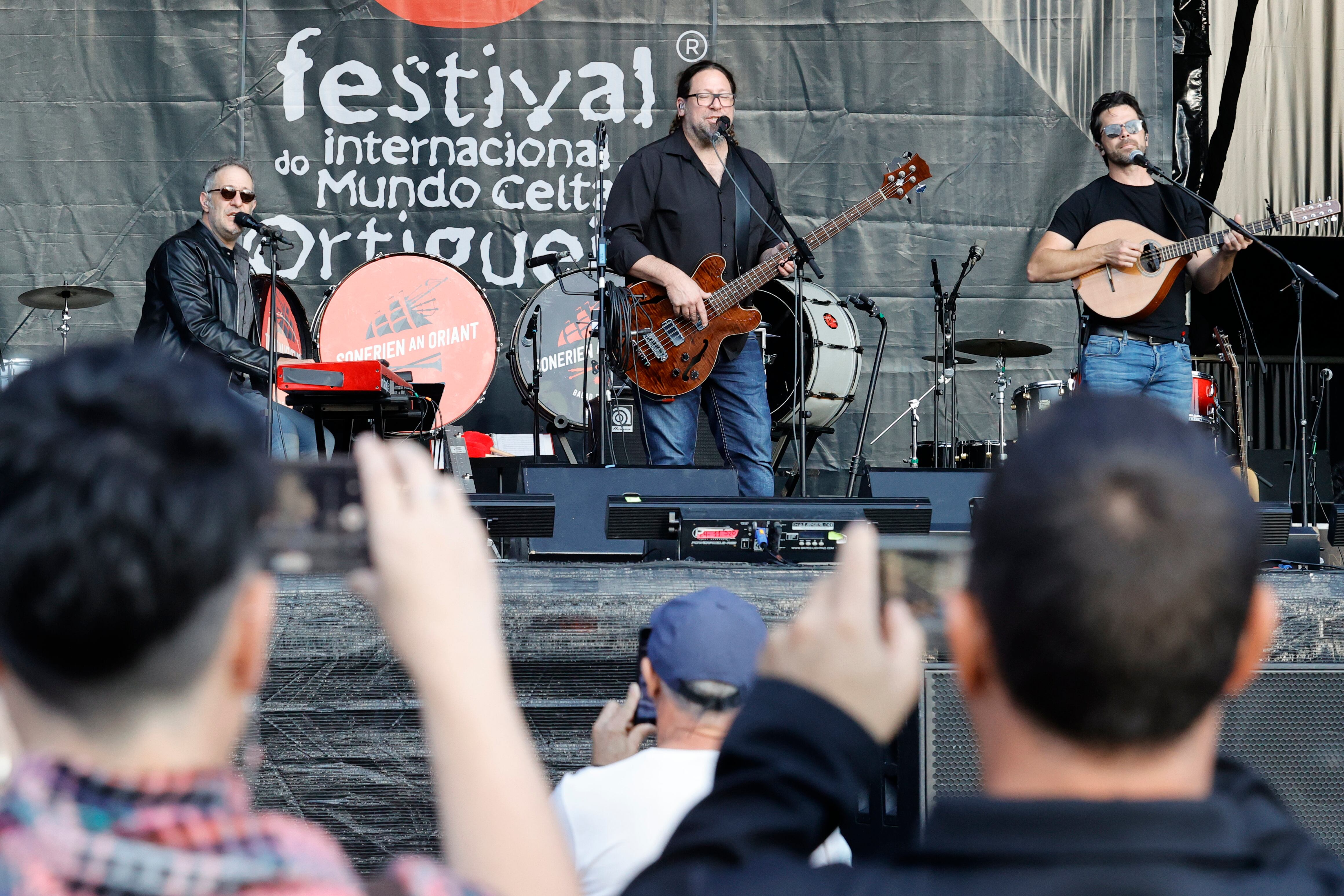 15.07.2023.- En el día grande del Festival de Ortigueira, las calles de la villa se llenan de actividades y se pueden oír música folk por todos lados, principalmente en el escenario principal. En la imagen, los componentes del grupo canadiense Le Vent du Nord. EFE/ Kiko Delgado.