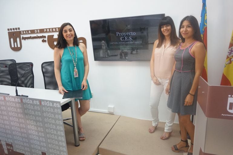 Nieves López, concejala de Salud, junto a Mónica Deltell, presidenta de Gatitos en Apuros, y Liliana Torres, secretaria de la asociación