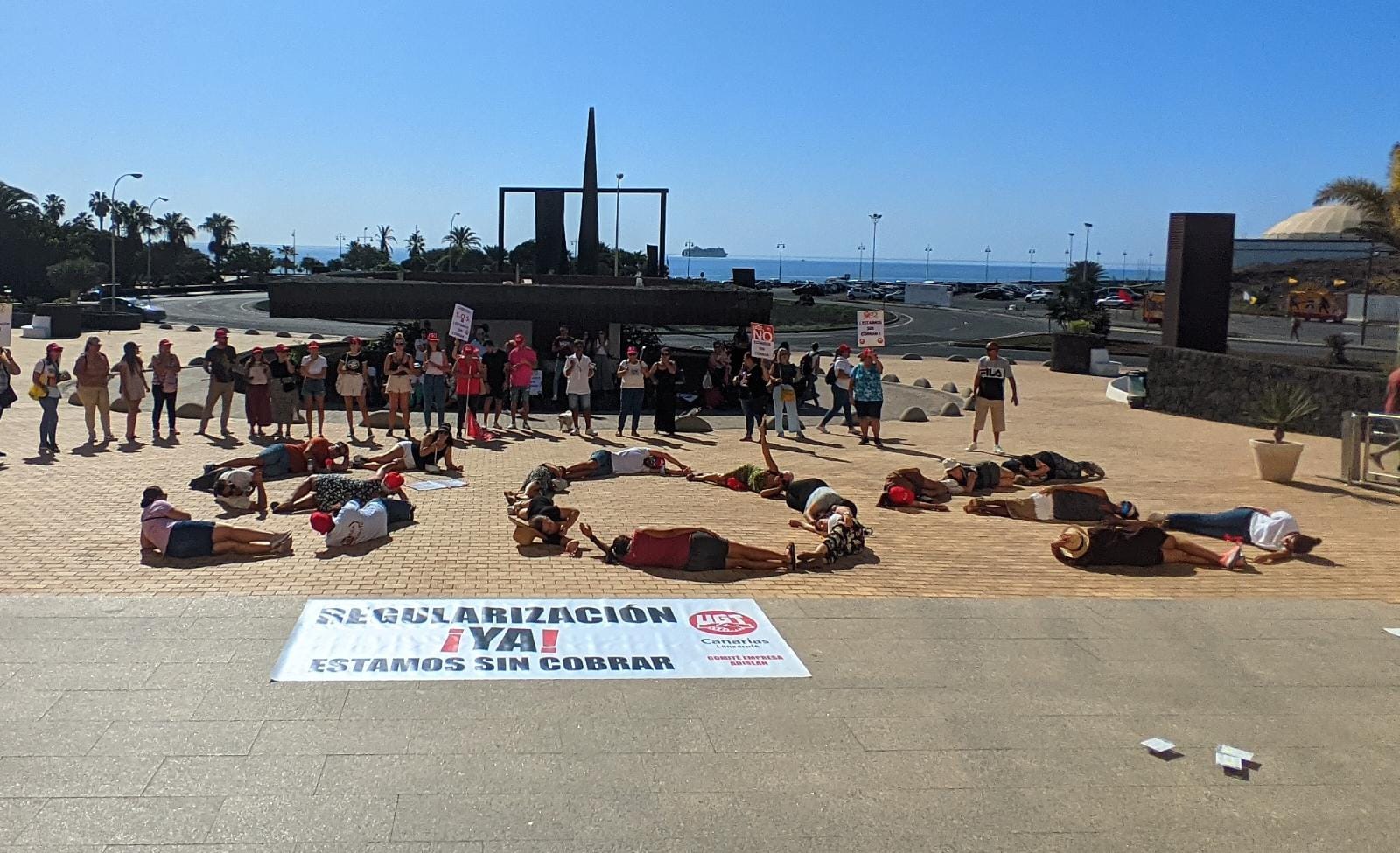 Trabajadores de ADISLAN dibujando un SOS con sus cuerpos frente al Cabildo de Lanzarote.