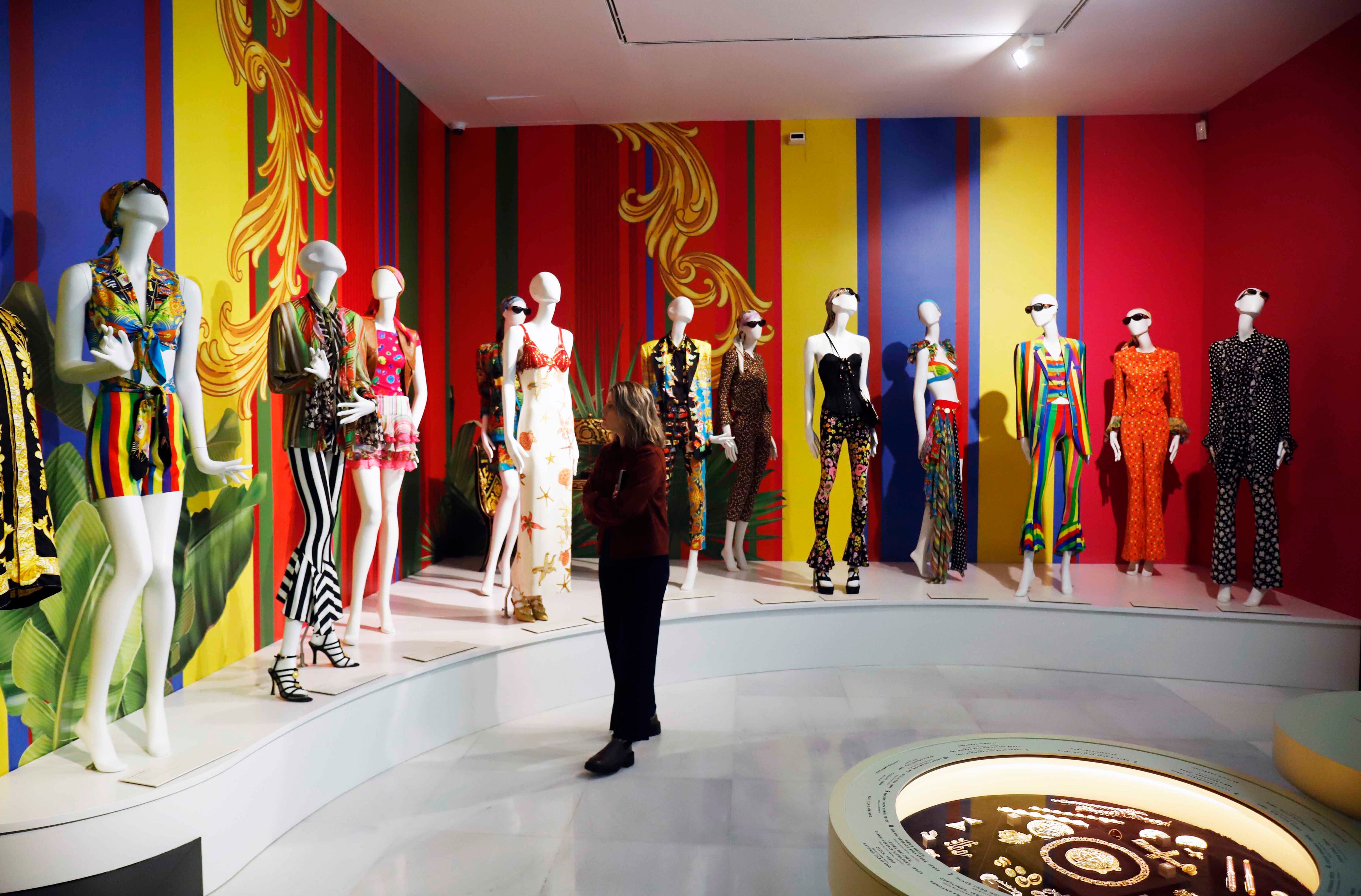 Fundación Unicaja expone en Málaga el legado del diseñador Gianni Versace